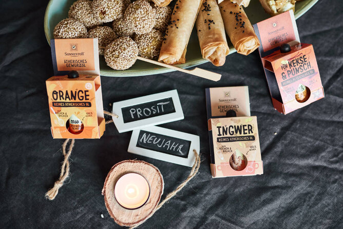 Silvester Snacks | © SONNENTOR Auf dem Foto sind verschiedene Snacks zu sehen. Daneben sieht man auch ätherische Gewürzöle von SONNENTOR. | © SONNENTOR