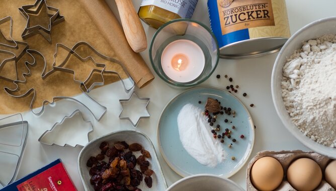 Backen mit Kindern im Advent | © SONNENTOR Auf dem Foto sieht man verschiedenste Zutaten und Utensilien zum Backen. | © SONNENTOR